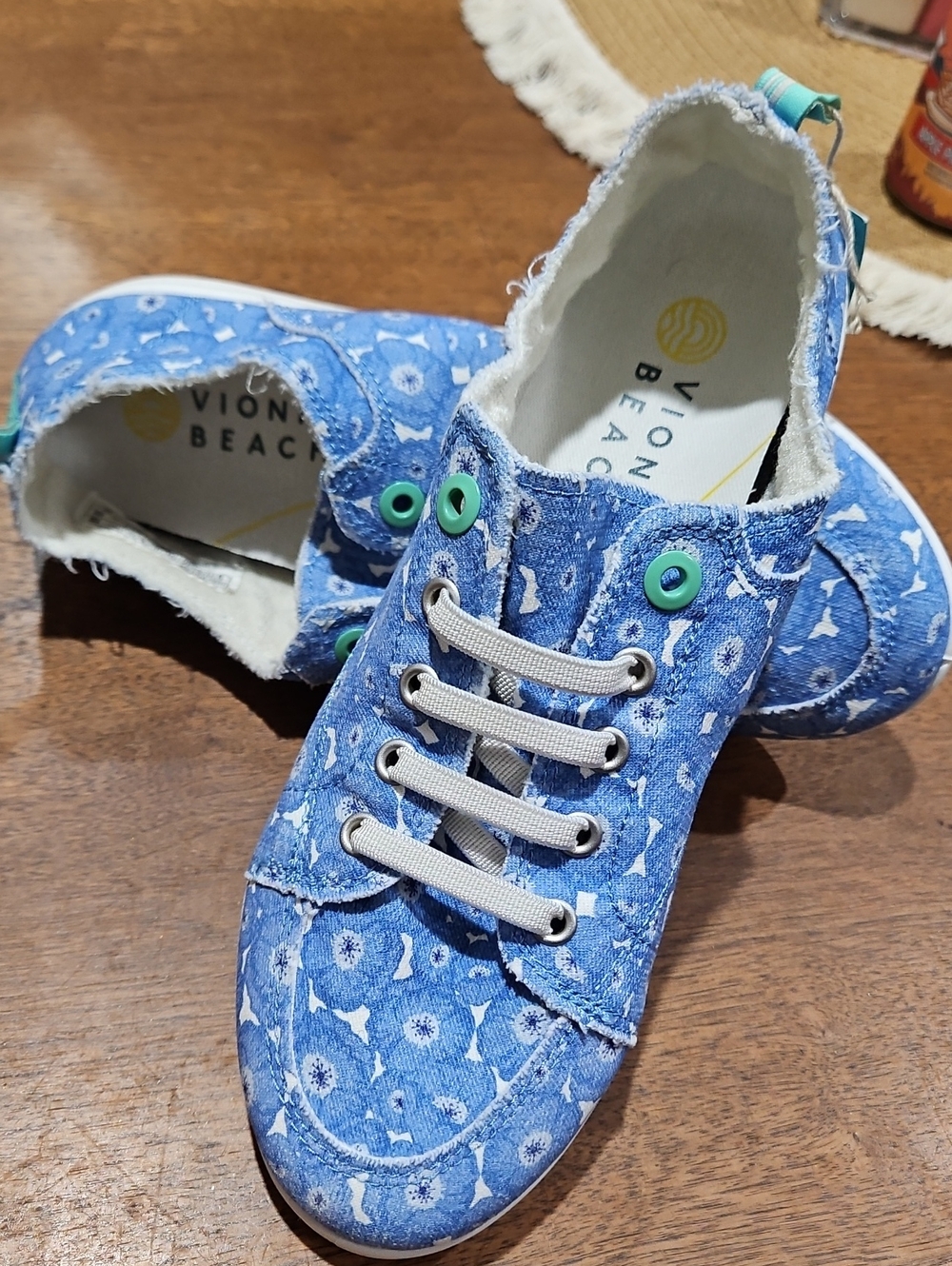 the Vionic Pismo Women's Casual Supportive Sneakers in classic blue poppy print